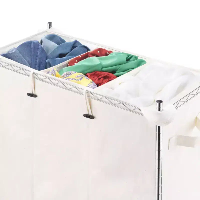 Clasificador de ropa triple de color crema con ruedas, 3 compartimentos