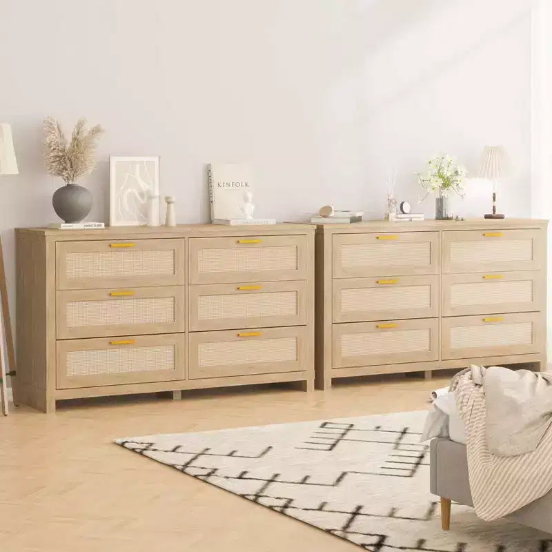 Cómoda de 8 cajones con frontal de ratán tono madera natural